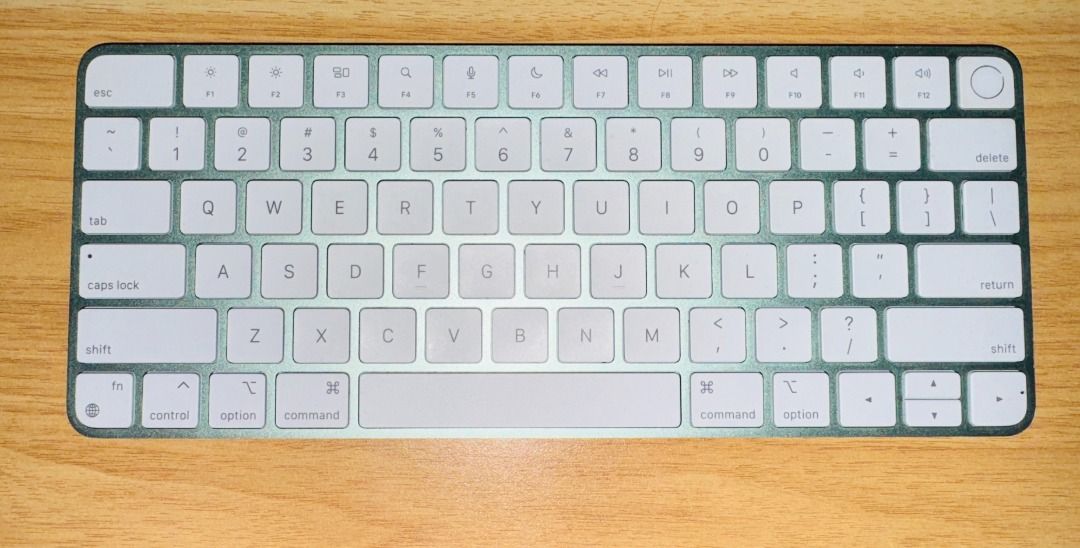 Apple iMac 2021 M1 24” – 8GB RAM, 512GB SSD (Excellent Condition) (Category: Desktops) located in Singapore. Submitted by kristeenye90658 (Listing ID 1372146807, Image 2). Description: Description: Selling my Apple iMac 24-inch (2021) with M1 chip – in excellent condition. Perfect for work, creative projects, or study – super fast, quiet, and reliable. Specs: Model: Apple iMac 24” (2021) Chipset mode: Apple M1 Type: GPU Bus: Built-in Total number