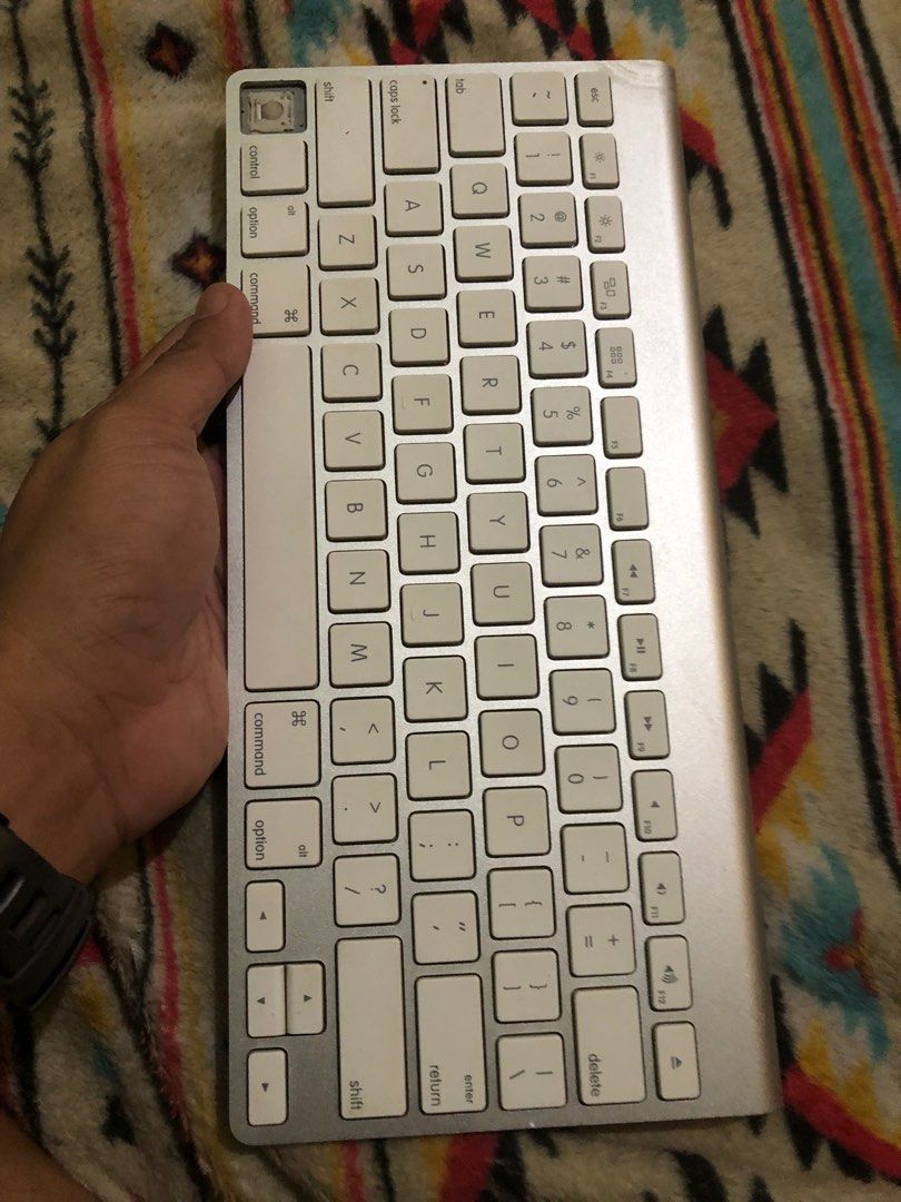 Apple wireless keyboard tested okay all functions (Category: Computer Keyboard) located in Quezon City. Submitted by markgolveo (Listing ID 1372122340, Image 1). Description: Apple wireless keyboard tested okay all functions Tested all buttons even the missing cap one still works well Wireless functionality works well AA batteries operated Issue : missing one key cap lower left end, battery port corrosion sign but it still works fine already clea