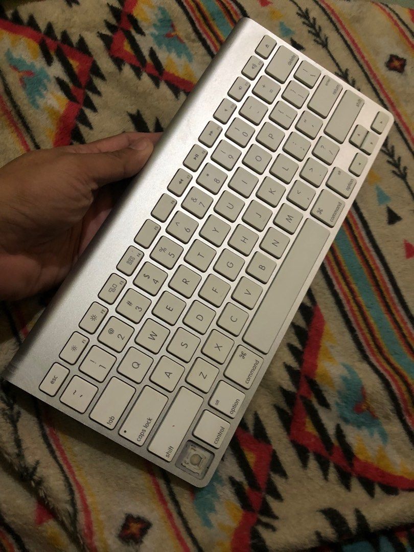 Apple wireless keyboard tested okay all functions (Category: Computer Keyboard) located in Quezon City. Submitted by markgolveo (Listing ID 1372122340, Image 2). Description: Apple wireless keyboard tested okay all functions Tested all buttons even the missing cap one still works well Wireless functionality works well AA batteries operated Issue : missing one key cap lower left end, battery port corrosion sign but it still works fine already clea