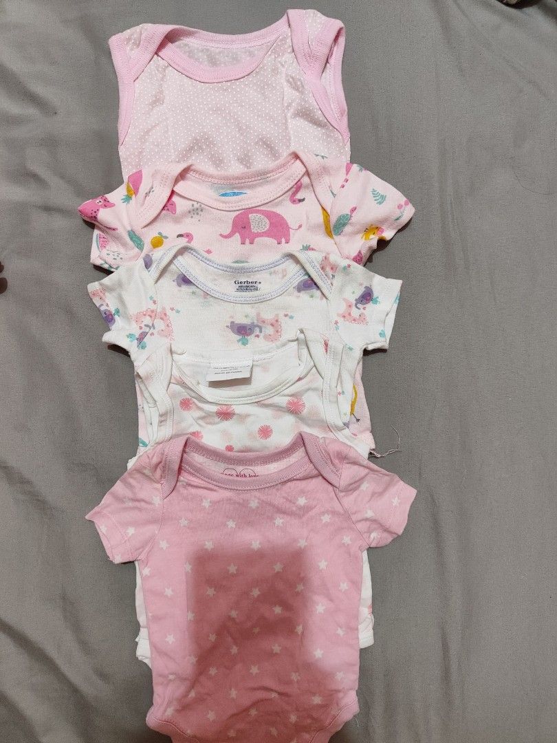 Baby onesies pambahay (Category: Babies & Kids Fashion) located in Ligao. Submitted by dandhen08 (Listing ID 1372232617, Image 1). Description: Used pero walang Mantsa. Onesies. 5 pcs. for 250 pesos only.