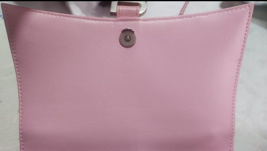 Balenciaga (Category: Bags & Wallets) located in Singapore. Submitted by rrandomic (Listing ID 1372089701, Image 2). Description: - Balenciaga Horglass - Sakura pink -Size small - Comes with dust bag, box, paperbag, and entrupy cert - Some minor stains and discolouration in the interior of the bag. Otherwise, the interior is generally clean. - No significant scratches on logo - Other minor defects are marked in the photos. - Will be able to provi