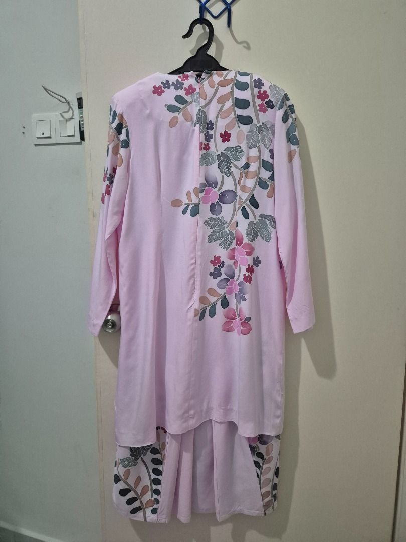 Batik Kurung size S (Category: Baju Kurung & sets) located in Kuala Lumpur. Submitted by normizs (Listing ID 1372119103, Image 2). Description: Batik kurung. Kain kipas belakang Fit size S .