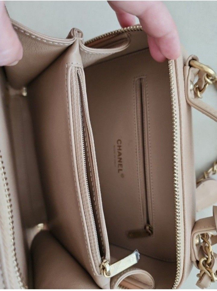Chanel cream medium vanity case (Category: Bags & Wallets) located in Singapore. Submitted by drollercoaster (Listing ID 1372181027, Image 3). Description: good size to fit hp! best price and cheaper than all the resellers. comes with authenticity card, dust bag, original receipt gold hardware, caviar leather size: 9.4" x 6.7" x 3.9" non negotiable and meet up only - no low ballers clearing my wardrobe to finance for new bags with 1 minor mark at