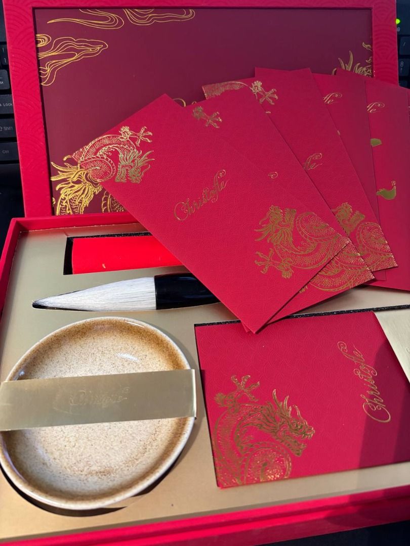 Christofle 龍年毛筆套裝 （分類：文具及工藝 - 畫作及印刷品）位於 Hong Kong。 由 glvrc 提交（商品編號 1372122541，圖片 3）。簡介： 全新 毛筆+揮春+墨碟一隻 另有多款特色利是封。