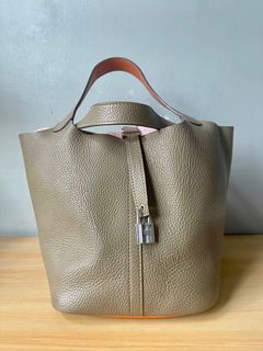 (Category: ) located in . Submitted by celebritycloset888 (Listing ID 1372102331, Image 1). Description: .
