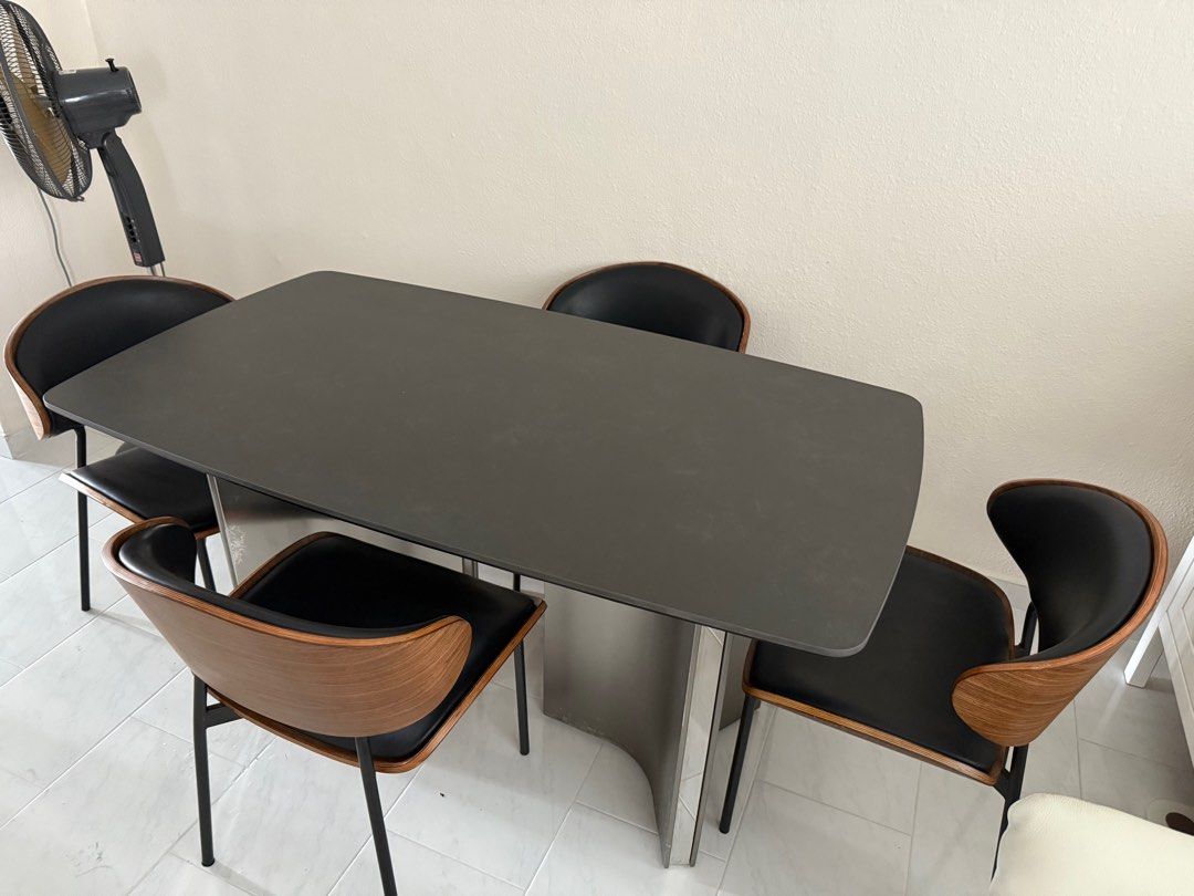 Dining table set (Category: Tables & Sets) located in Singapore. Submitted by aemist (Listing ID 1372166797, Image 2). Description: .