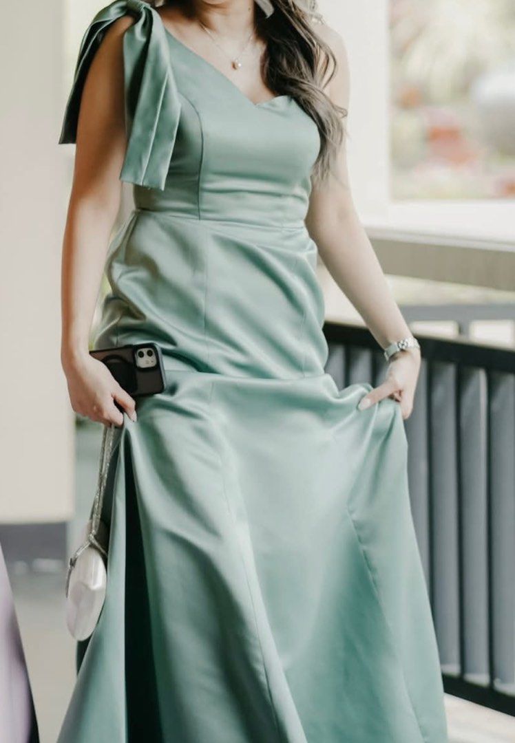 Elegant Sage Green Gown (Category: Evening dresses & gowns) located in Pasig City. Submitted by katdeclutterz (Listing ID 1372120697, Image 2). Description: Color: Sage Green Fabric: Duchess Used once - MOH in a wedding For reference: I am 5’3” wearing 3-in heels in the pics; best fits 28-30” waist; bust is 32B.
