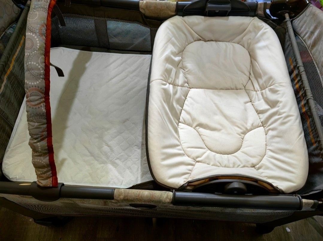 Graco pack and play (Category: Cots & Cribs) located in Nagcarlan. Submitted by quatrojz (Listing ID 1372111038, Image 1). Description: graco pack n play. from newborn until toddler..