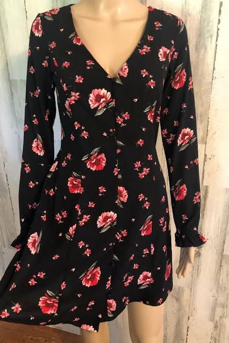 H&M A line button down floral dress (Category: Dresses) located in Mandaluyong City. Submitted by blzstr (Listing ID 1372127617, Image 2). Description: V neck button down floral longsleeve dress Slightly used Fits small to medium.