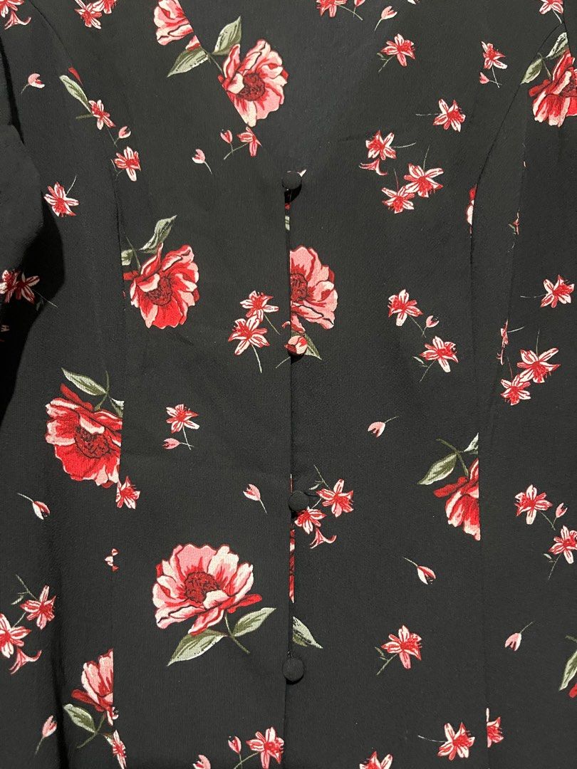 H&M A line button down floral dress (Category: Dresses) located in Mandaluyong City. Submitted by blzstr (Listing ID 1372127617, Image 3). Description: V neck button down floral longsleeve dress Slightly used Fits small to medium.