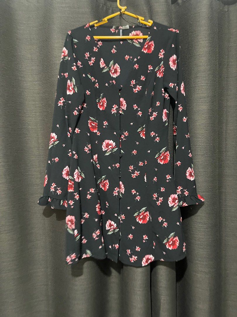 H&M A line button down floral dress (Category: Dresses) located in Mandaluyong City. Submitted by blzstr (Listing ID 1372127617, Image 1). Description: V neck button down floral longsleeve dress Slightly used Fits small to medium.