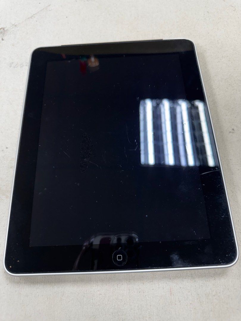 由 889abc (刊登 ID 1372232686，圖片 1) 提交，位於 台北市 (Taipei) 的 IPad9.5吋零件機 (類別：商務用科技產品)，說明：尺寸:24cm×19cm 維修店可用來，維修拆零件用非常划算 物超所值物美價廉買到賺到 閒置分享需要的朋友 閒置物品不退不換。