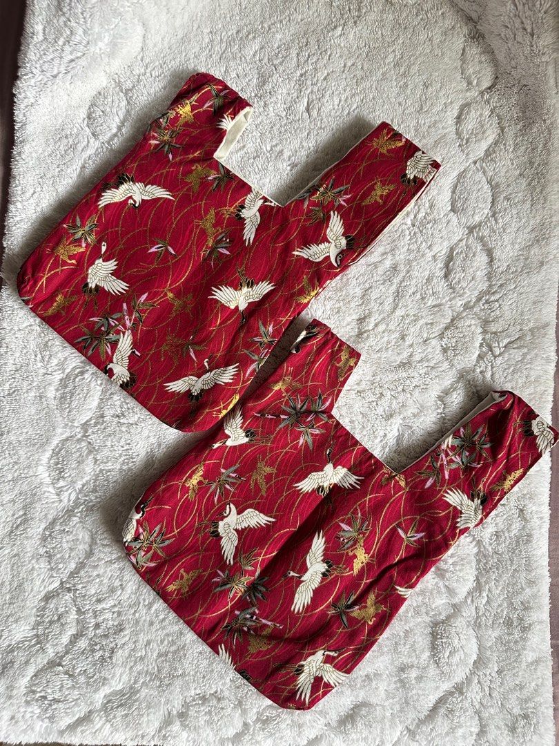 Japanese Knot Bag Red Tsuru Print (Category: Purses & Pouches) located in Cabatuan. Submitted by cln_co (Listing ID 1372132991, Image 2). Description: ₱950 (Bundle Price) Good condition Elegant, lightweight, and perfect for daily wear with its smart wrist loop design. .
