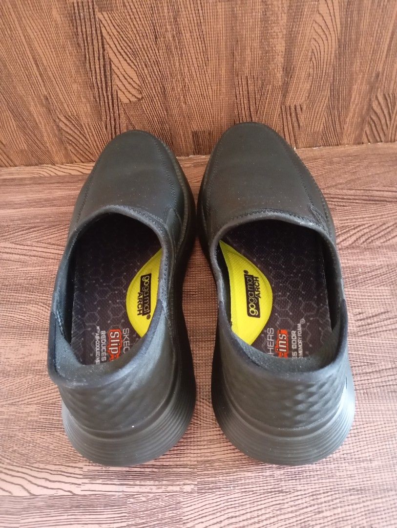 Man shoe (Category: Casual shoes) located in Singapore. Submitted by chua.laihock (Listing ID 1372147498, Image 2). Description: Sketchers man show,very light & soft, comfortable, original condition,L 26cm, 500g, try,ps put on sock.