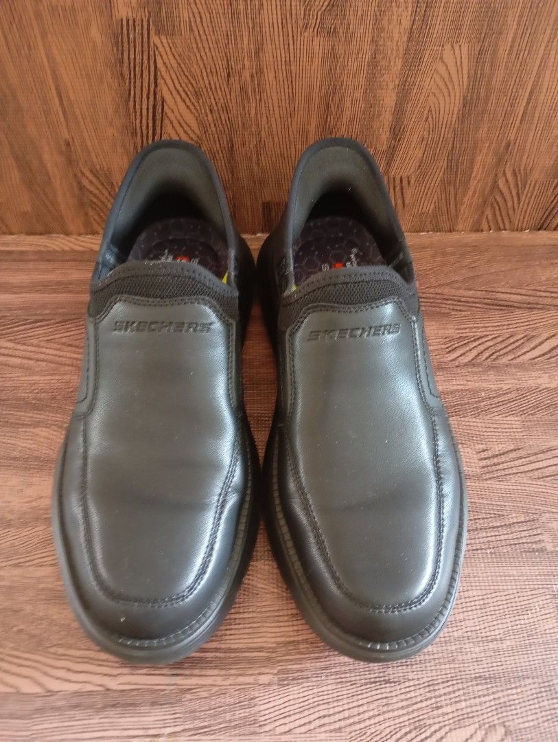 Man shoe (Category: Casual shoes) located in Singapore. Submitted by chua.laihock (Listing ID 1372147498, Image 1). Description: Sketchers man show,very light & soft, comfortable, original condition,L 26cm, 500g, try,ps put on sock.