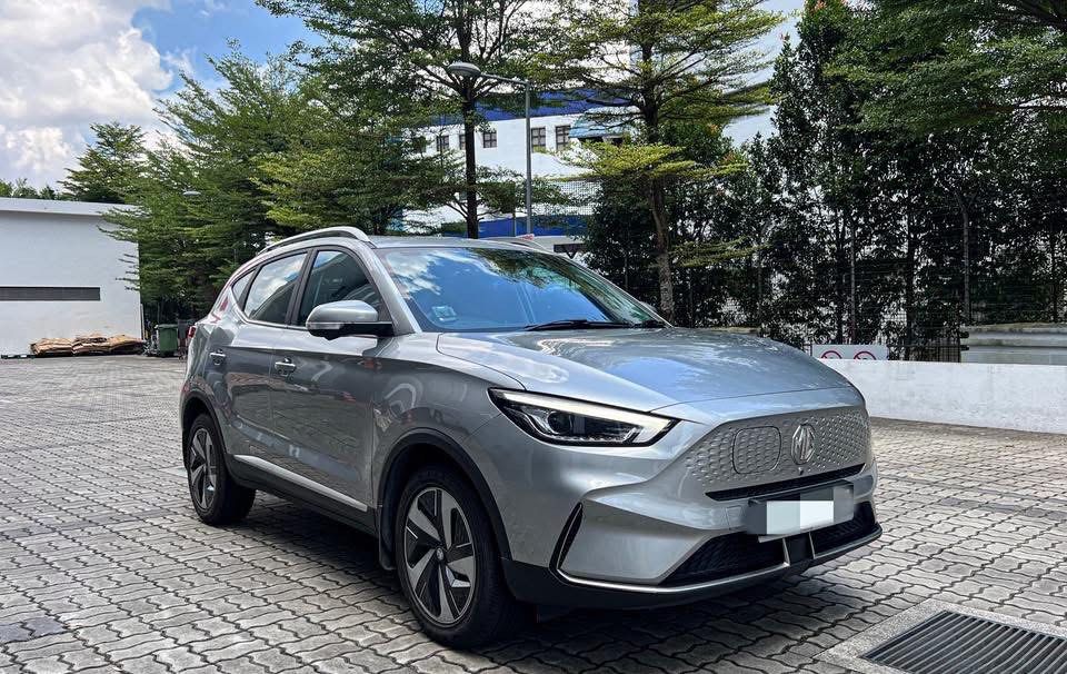 MG ZS EV TROPHY Auto (Category: Used Cars) located in Singapore. Submitted by Caropedia.SG (Listing ID 1372132118, Image 1). Description: *MG ZS EV TROPHY* 🏆 📆 (Parf) 8 Years 6 Months Left (DEC 2023 Unit) 💰 Monthly From $1165 💸 From $38 Per Day 💵 $0 Downpayment / Driveaway Available! 📉 Lowest Interest Rates In Town! (Full Loan From 2.98 🏦 Bank Loan From 2.28) ✅ Choose Your Driveaway! As Low As $0! ✅ *Personal / PHV* Usage Welcomed! ✅ ONE O