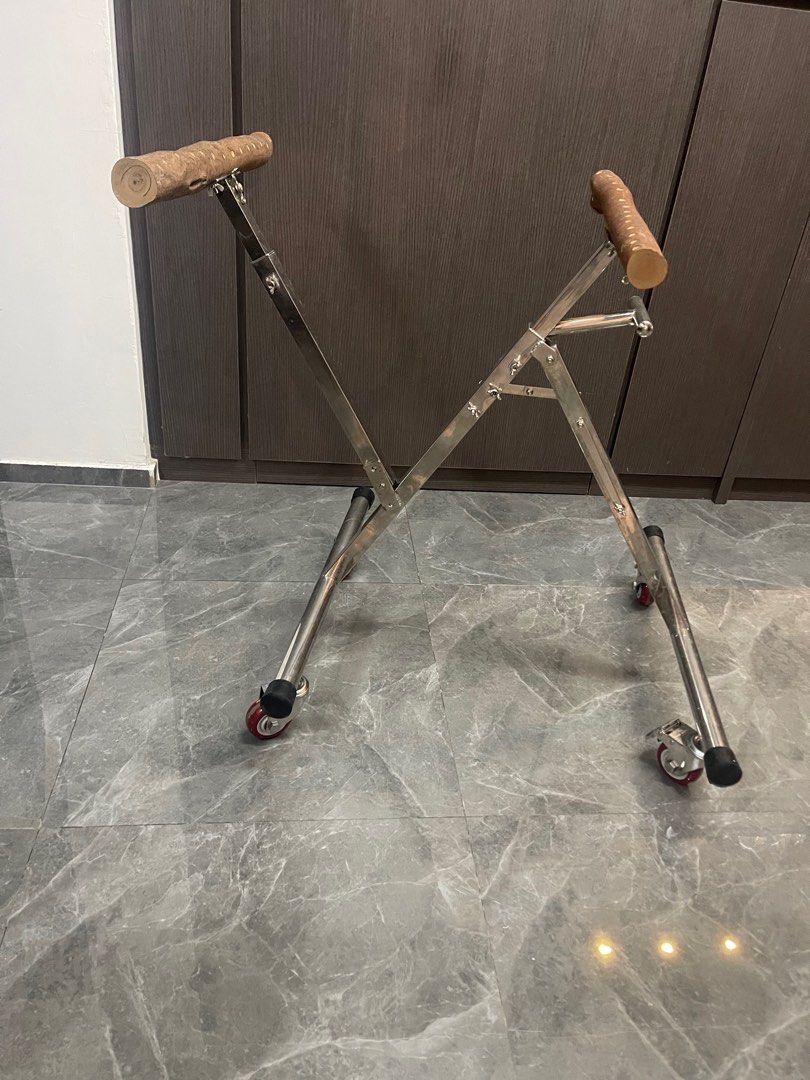 Parrot outdoor stand (Category: Homes & Other Pet Accessories) located in Singapore. Submitted by hengkhoon3388 (Listing ID 1372089819, Image 1). Description: Stainless steel parrot stand or medium and big size parrot. Tip top condition 9.9/10. .