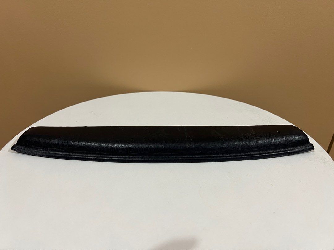 Rakk Hamis Leather Wrist Rest for TKL Keyboards (Category: Computer Keyboard) located in Marikina City. Submitted by jingersnaps_ (Listing ID 1372227976, Image 1). Description: Cracks as shown in picture which is pretty normal overtime and after usage for a leather wrist rest. Wala pa naman natanggal na leather - cracks lang. Still very usable and plush. RFS: decluttering Pickup at my location here in Marikina, via Lalamove, or via LBC/GGX..