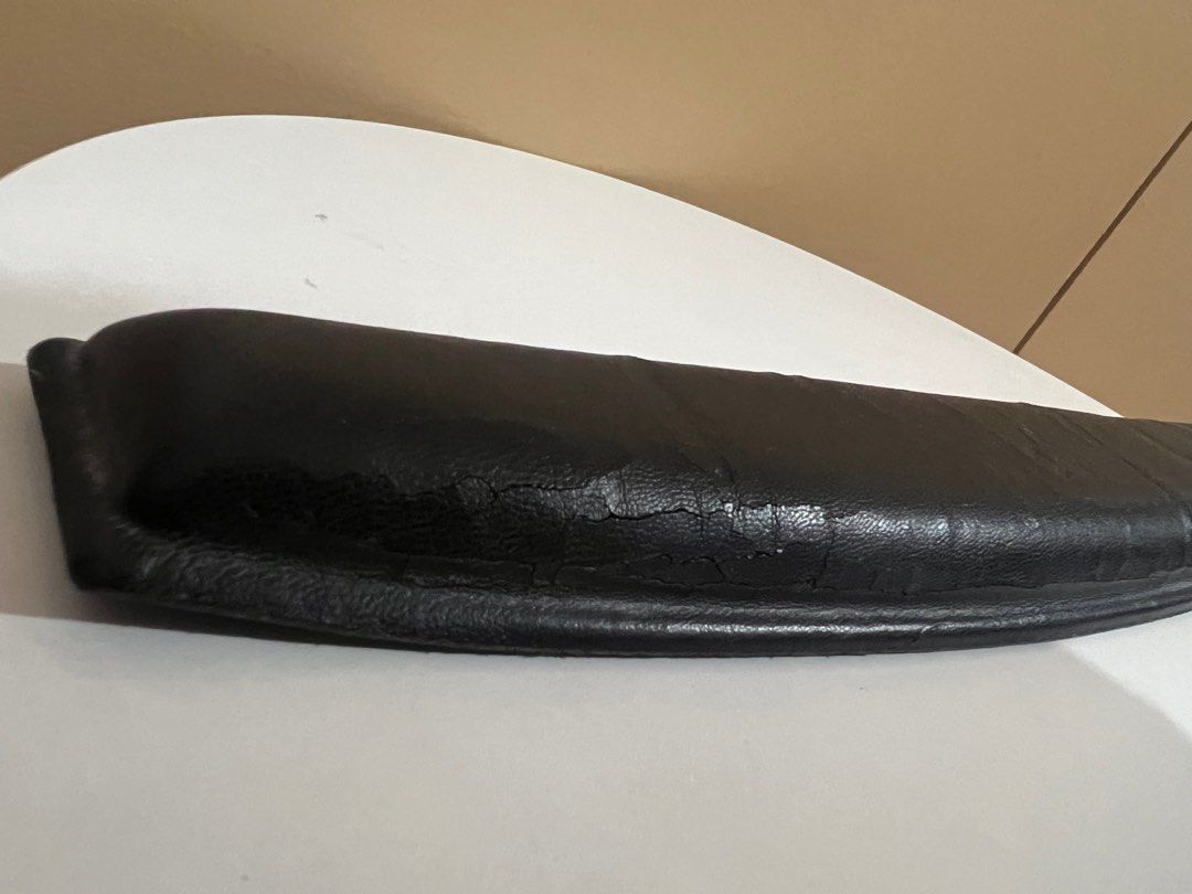 Rakk Hamis Leather Wrist Rest for TKL Keyboards (Category: Computer Keyboard) located in Marikina City. Submitted by jingersnaps_ (Listing ID 1372227976, Image 2). Description: Cracks as shown in picture which is pretty normal overtime and after usage for a leather wrist rest. Wala pa naman natanggal na leather - cracks lang. Still very usable and plush. RFS: decluttering Pickup at my location here in Marikina, via Lalamove, or via LBC/GGX..