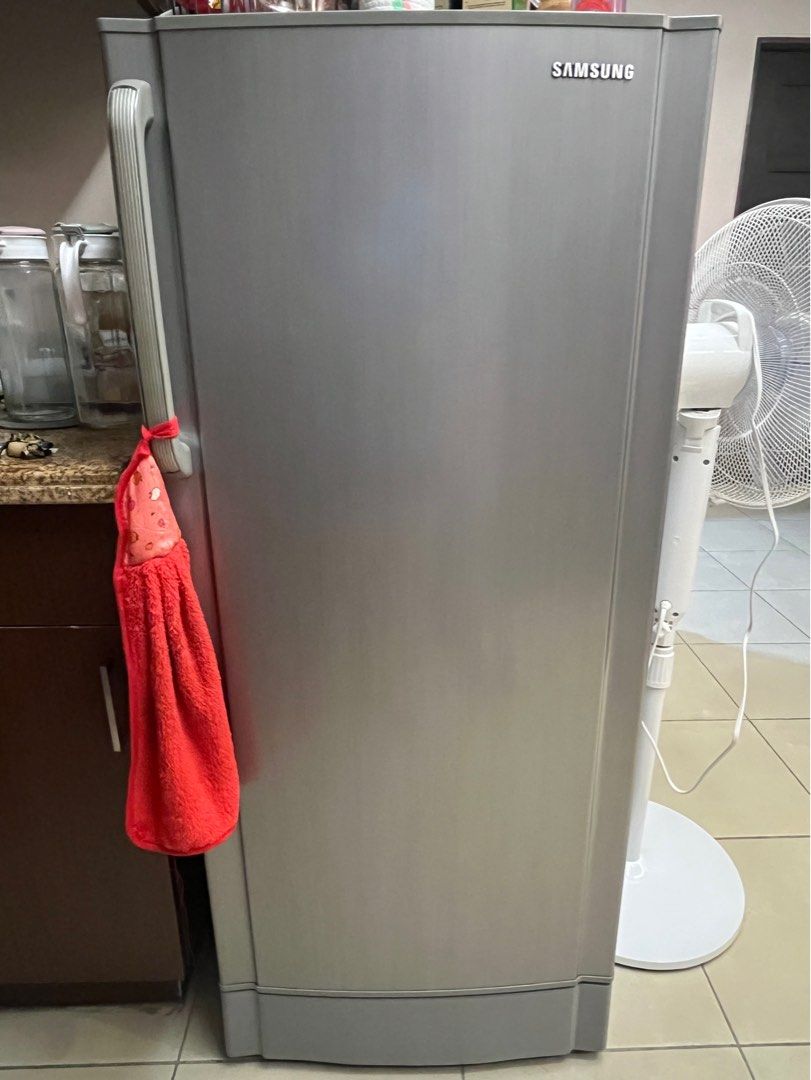 SAMSUNG Ref RA19FASS (Category: Refrigerators and Freezers) located in Quezon City. Submitted by darkbleu (Listing ID 1372163891, Image 1). Description: Check pic for details. Has few scratches. Busted light. (Kayo na bahala magpalit) For pick up/lalamove (buyer's expense). No issues. Slight nego. RFS: Upgrade Location: Fairview, Quezon City.