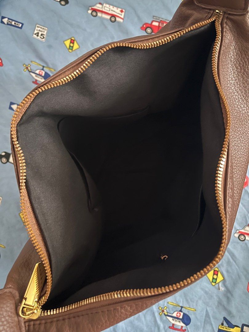 Korean Shoulder and crossbody bag (Category: Shoulder Bags) located in Calamba. Submitted by graaaciaaa (Listing ID 1372131245, Image 2). Description: Brown bag - Can be used as shoulder bag or crossbody bag Bought from Shop*e See phot for Other descriptions .