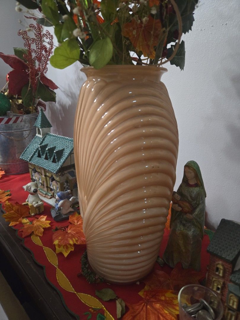 Vase (Category: Vases & Decorative Bowls) located in Makati City. Submitted by ClothesAndStuff (Listing ID 1372211125, Image 3). Description: .
