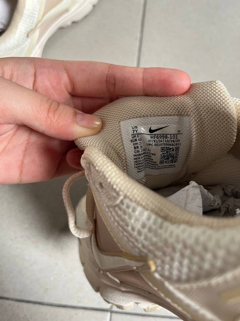 Vomero 5 (GS) Pale Ivory (complete with box) (Category: Sneakers) located in Valenzuela. Submitted by vibinhub_ (Listing ID 1372091957, Image 3). Description: Bought from Nike App 25cm Used once Reason for selling: Impulse buy.
