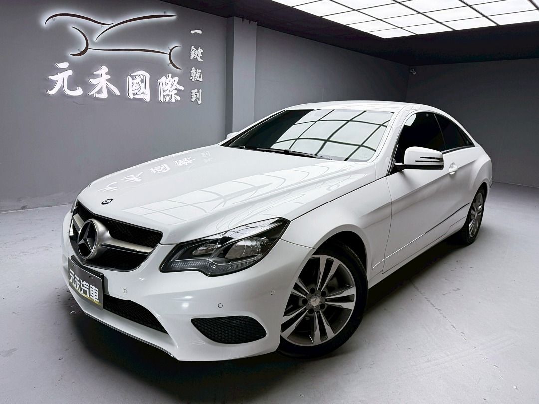 由 abc900616 (刊登 ID 1367208229，圖片 1) 提交，位於 新北市 (New Taipei) 的 2014 C207型 M-Benz E-Class Coupe E200 2.0 汽油 極淨白 (類別：汽車出售)，說明：🚗2014 C207型 M-Benz E-Class Coupe E200 2.0 汽油 極淨白 ⚠️來買車找阿吉 專業出擊⚠️ ✅里程保證：120000公里 ✨找阿吉甜甜價：57.8萬（新車售價266萬） ☎️24H服務：0980-528-993 記得找阿吉！（同Line） ❗️截圖來店找阿吉，讓阿吉有個服務的機會❗️ 「找阿吉全館全車系不限年份里程贈188天保固+開立足額發票」 ✨渦輪增壓/直列四缸、進口雙門高質感轎跑、動感流線外觀/優雅又帥氣， 7速手自排/最大馬力184匹，實跑12萬公里保證！ 🔥重點配備：後霧燈、後視鏡方向燈、LED日行燈/頭燈/尾燈、方向盤快控鍵、換檔撥片、方向盤電動調整、雙區恆溫、雙前電動記憶座椅、後座分離倒覆、後