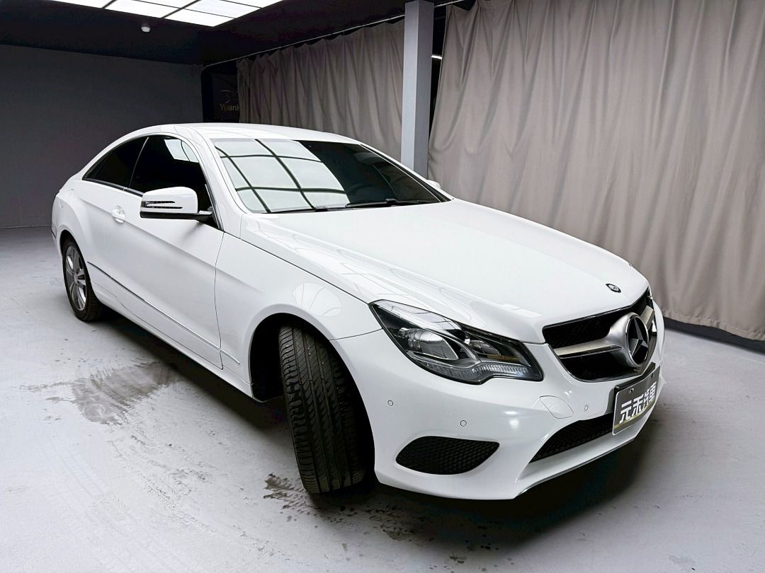 由 abc900616 (刊登 ID 1367208229，圖片 2) 提交，位於 新北市 (New Taipei) 的 2014 C207型 M-Benz E-Class Coupe E200 2.0 汽油 極淨白 (類別：汽車出售)，說明：🚗2014 C207型 M-Benz E-Class Coupe E200 2.0 汽油 極淨白 ⚠️來買車找阿吉 專業出擊⚠️ ✅里程保證：120000公里 ✨找阿吉甜甜價：57.8萬（新車售價266萬） ☎️24H服務：0980-528-993 記得找阿吉！（同Line） ❗️截圖來店找阿吉，讓阿吉有個服務的機會❗️ 「找阿吉全館全車系不限年份里程贈188天保固+開立足額發票」 ✨渦輪增壓/直列四缸、進口雙門高質感轎跑、動感流線外觀/優雅又帥氣， 7速手自排/最大馬力184匹，實跑12萬公里保證！ 🔥重點配備：後霧燈、後視鏡方向燈、LED日行燈/頭燈/尾燈、方向盤快控鍵、換檔撥片、方向盤電動調整、雙區恆溫、雙前電動記憶座椅、後座分離倒覆、後