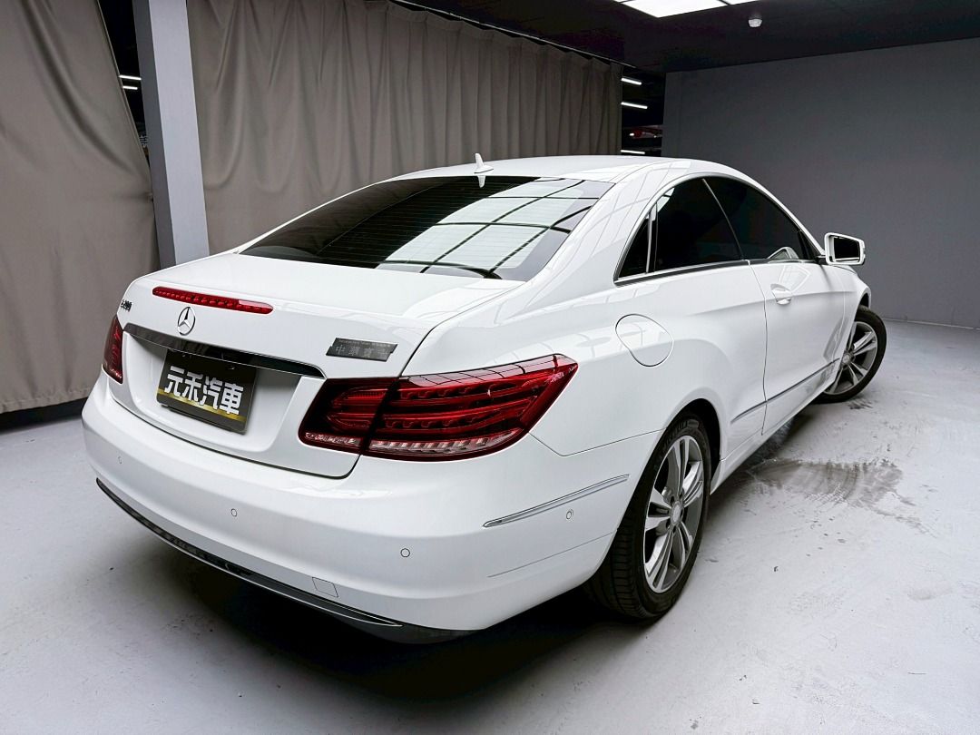 由 abc900616 (刊登 ID 1367208229，圖片 3) 提交，位於 新北市 (New Taipei) 的 2014 C207型 M-Benz E-Class Coupe E200 2.0 汽油 極淨白 (類別：汽車出售)，說明：🚗2014 C207型 M-Benz E-Class Coupe E200 2.0 汽油 極淨白 ⚠️來買車找阿吉 專業出擊⚠️ ✅里程保證：120000公里 ✨找阿吉甜甜價：57.8萬（新車售價266萬） ☎️24H服務：0980-528-993 記得找阿吉！（同Line） ❗️截圖來店找阿吉，讓阿吉有個服務的機會❗️ 「找阿吉全館全車系不限年份里程贈188天保固+開立足額發票」 ✨渦輪增壓/直列四缸、進口雙門高質感轎跑、動感流線外觀/優雅又帥氣， 7速手自排/最大馬力184匹，實跑12萬公里保證！ 🔥重點配備：後霧燈、後視鏡方向燈、LED日行燈/頭燈/尾燈、方向盤快控鍵、換檔撥片、方向盤電動調整、雙區恆溫、雙前電動記憶座椅、後座分離倒覆、後