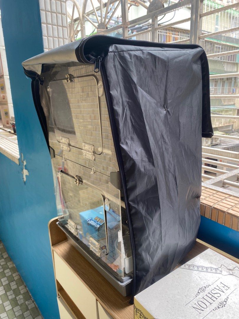 由 yan555999 (刊登 ID 1367254615，圖片 2) 提交，位於 台北市 (Taipei) 的 透明小型鸚鵡的家 (類別：寵物及其他)，說明：兩隻和尚住太小了 照片中的物品都一起賣 包含遮光布罩 有些微破損 請先詢問可以再面交 已經組好我不拆賣了 東西在台北內湖。