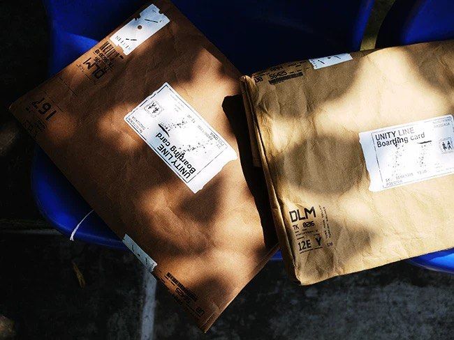 由 hhsu_ (刊登 ID 1367277973，圖片 1) 提交，位於 台北市 (Taipei) 的 復古登機牌牛皮文件紙袋造型電腦筆電包 (類別：筆記型電腦包包)，說明：復古感皺摺設計+麻繩（皺摺做舊色設計並非使用過度，在意慎拍） 很厚實有內襯 可以放得下15寸筆電 使用兩次因為有新的故出售～。