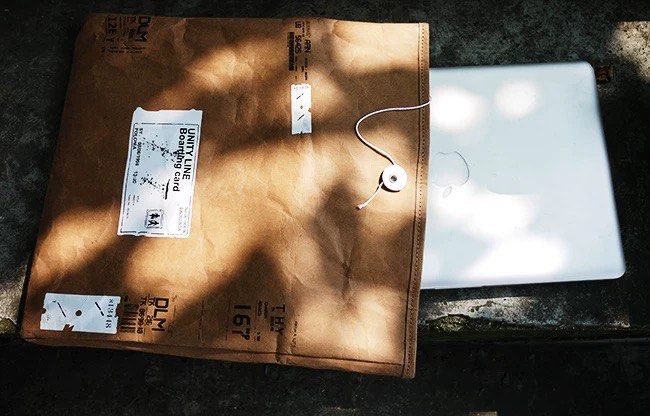 由 hhsu_ (刊登 ID 1367277973，圖片 2) 提交，位於 台北市 (Taipei) 的 復古登機牌牛皮文件紙袋造型電腦筆電包 (類別：筆記型電腦包包)，說明：復古感皺摺設計+麻繩（皺摺做舊色設計並非使用過度，在意慎拍） 很厚實有內襯 可以放得下15寸筆電 使用兩次因為有新的故出售～。