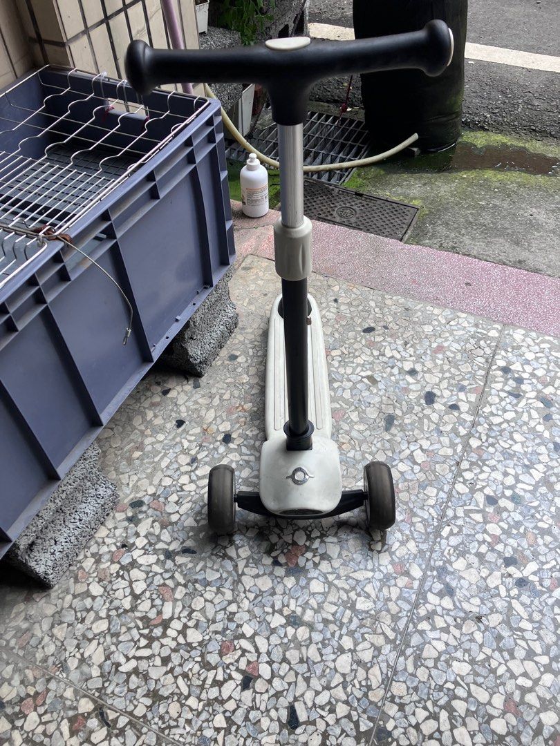由 kevino857 (刊登 ID 1367165048，圖片 1) 提交，位於 彰化縣 (Changhua) 的 萬向輪滑板車近全新價格便宜快速出清 (類別：單車)，說明：小孩喜新厭舊,只好出清彰化可面交。