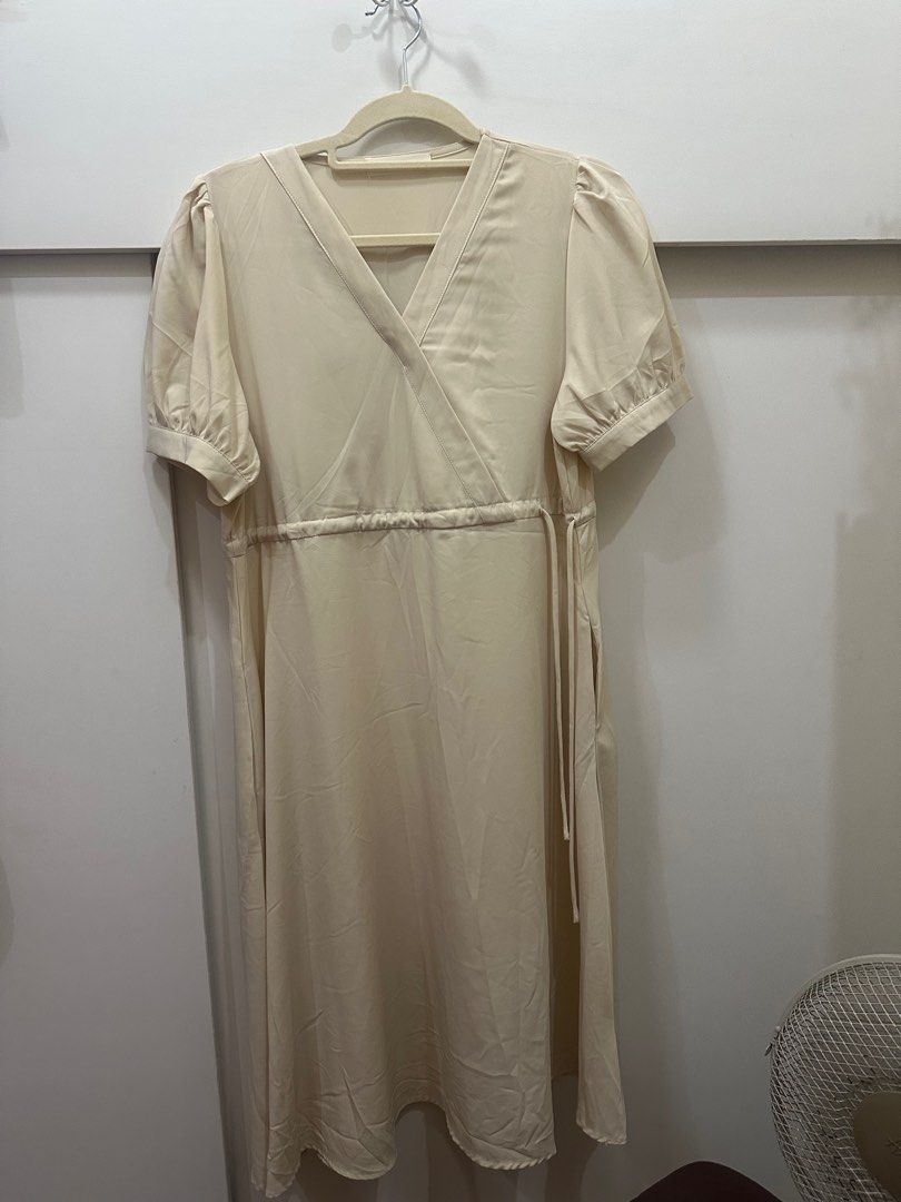 Beige Midi Dress with pocket (Category: Dresses) located in Valenzuela. Submitted by _shethrifts (Listing ID 1367266041, Image 1). Description: .