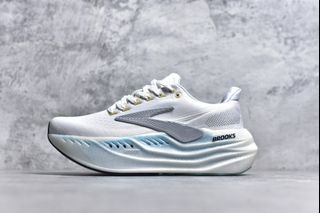 (Category: ) located in . Submitted by Outlet.Sneakers (Listing ID 1367120411, Image 1). Description: .