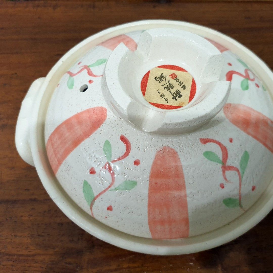 Claypot Donabe (Category: Other Kitchenware & Tableware) located in Pasig City. Submitted by chimsco (Listing ID 1367213858, Image 3). Description: used but like new claypot. with firemarks at the bottom bought for Php 600 buyer shoulders shipping fee location: ortigas near rob galleria.