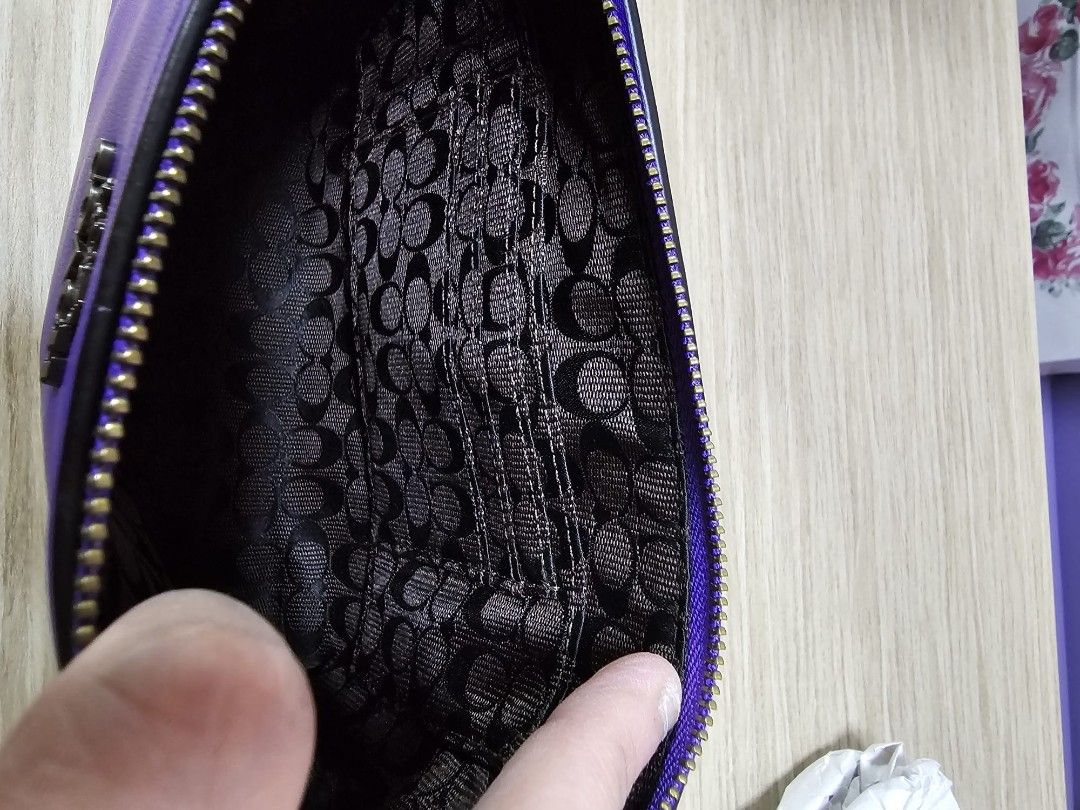 Coach wristlet and pouch (Category: Bags & Wallets) located in Singapore. Submitted by miki201777 (Listing ID 1367148743, Image 2). Description: .