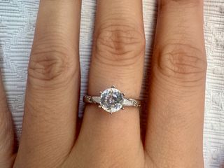 (Category: ) located in . Submitted by preloved_and_bundle (Listing ID 1367122501, Image 1). Description: .