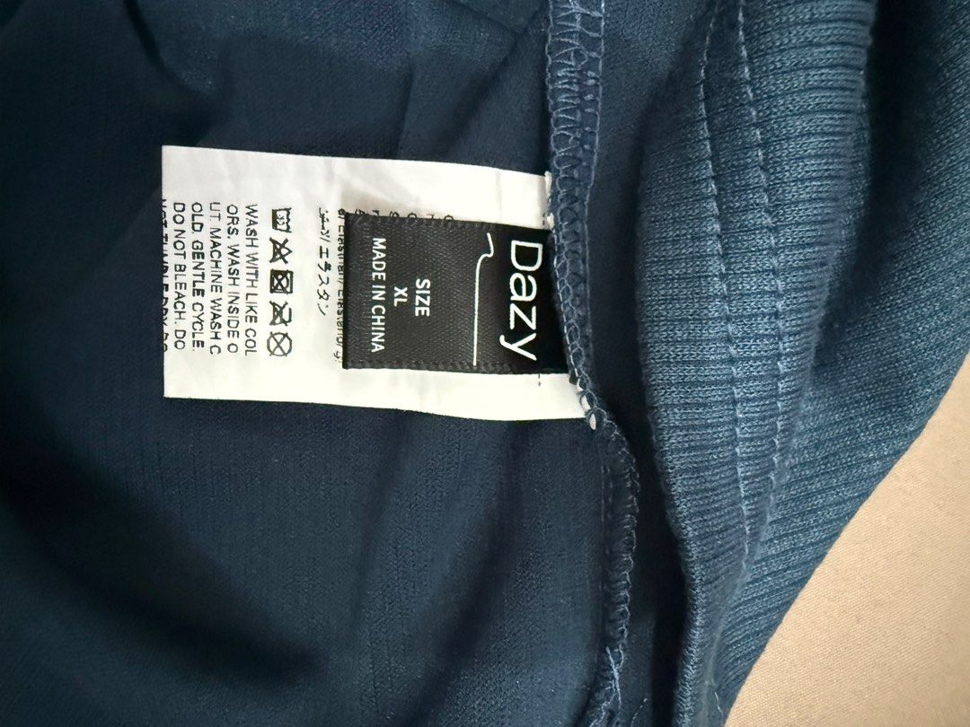 DAZY Solid Ribbed Knit Crop Tank Top - Navy Blue / XL (Category: Sleeveless) located in Quezon City. Submitted by cesuuuu (Listing ID 1367203740, Image 3). Description: RFS: di na nagagamit Size: XL (width: 16 in to 21 in when stretched).