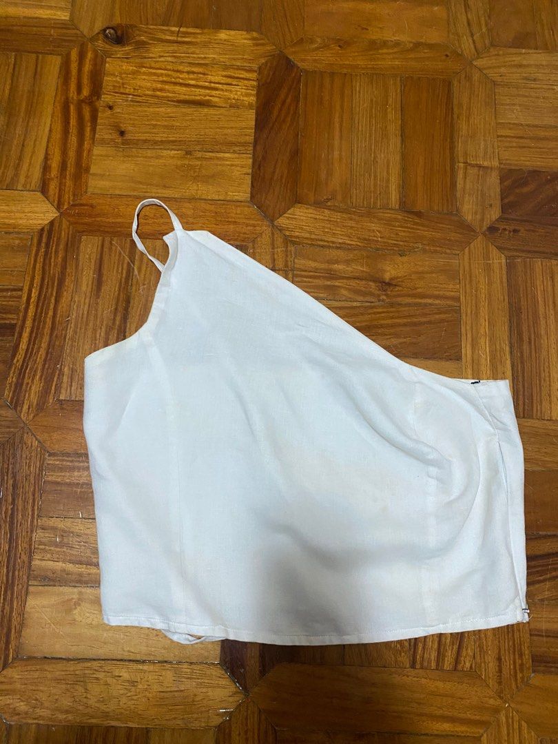 Fresco White Linen Off Shoulder Top (Category: Sleeveless) located in Makati City. Submitted by ksclothes_ (Listing ID 1367197058, Image 2). Description: Minor stains Fits XS-S.