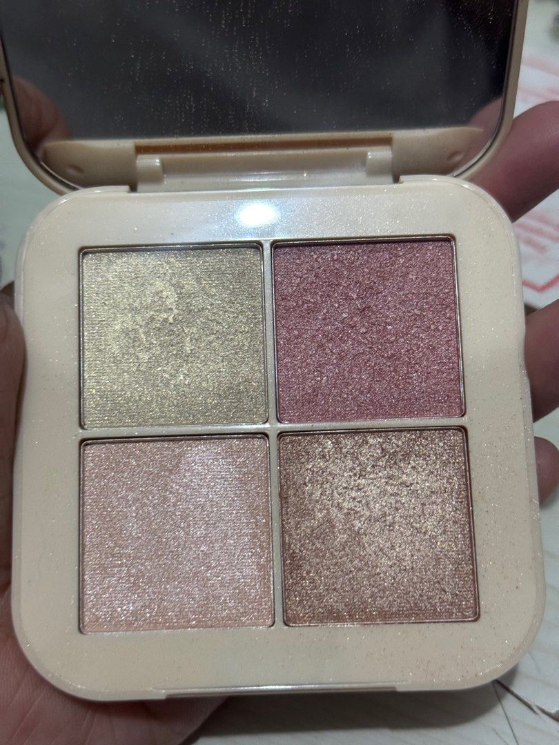 HAPPY SKIN HIGHLIGHTING FACE PALETTE (Category: Makeup) located in Manila. Submitted by thriftslagunaph (Listing ID 1367116760, Image 3). Description: Onti lang nabawas.