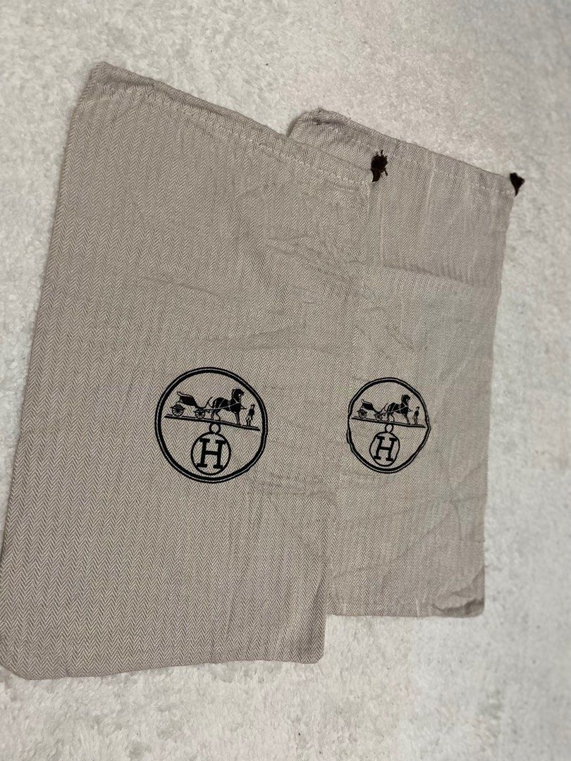 HERMES DUST BAGS (Category: Luxury Bags & Wallets) located in Pili. Submitted by rgthriftflip29 (Listing ID 1367259988, Image 1). Description: HERMES DUST BAGS SEE PICS FOR DETS! NO ISSUE ❗️ NEEDS WASH❗️.