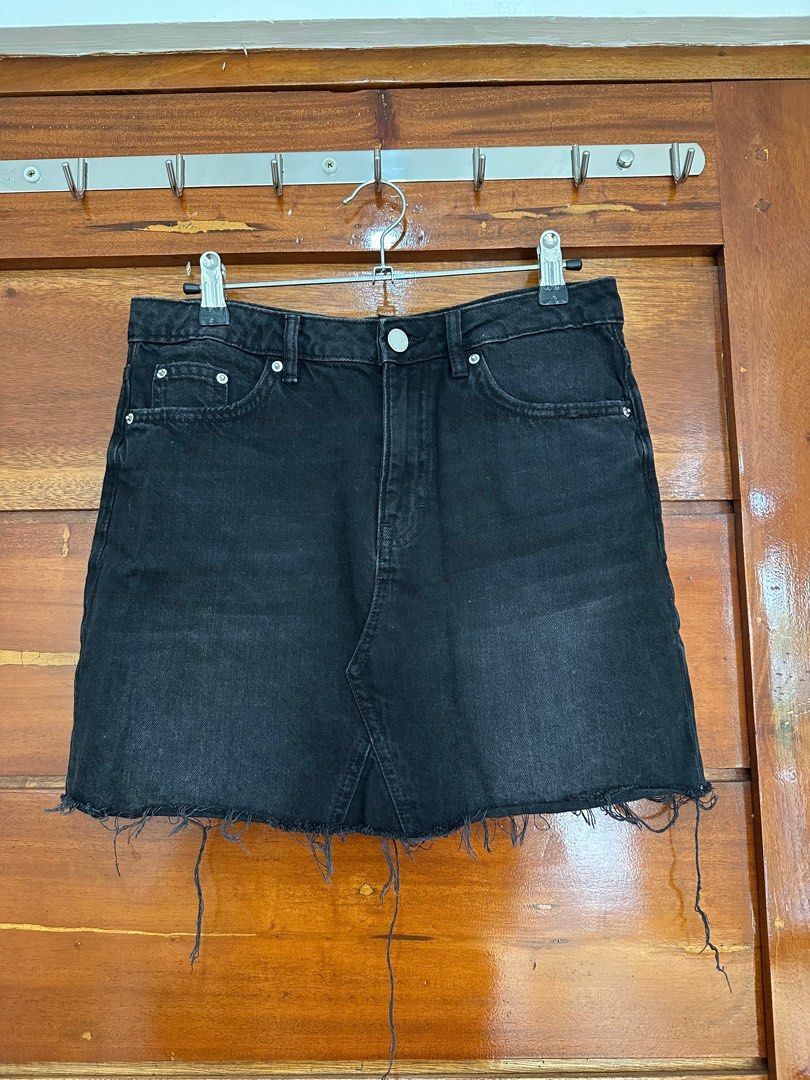 H&m Denim Skirt (Category: Skirts) located in Caloocan City. Submitted by mnl.seconds (Listing ID 1367115547, Image 1). Description: Used once for a halloween party Fits small-medium frames.