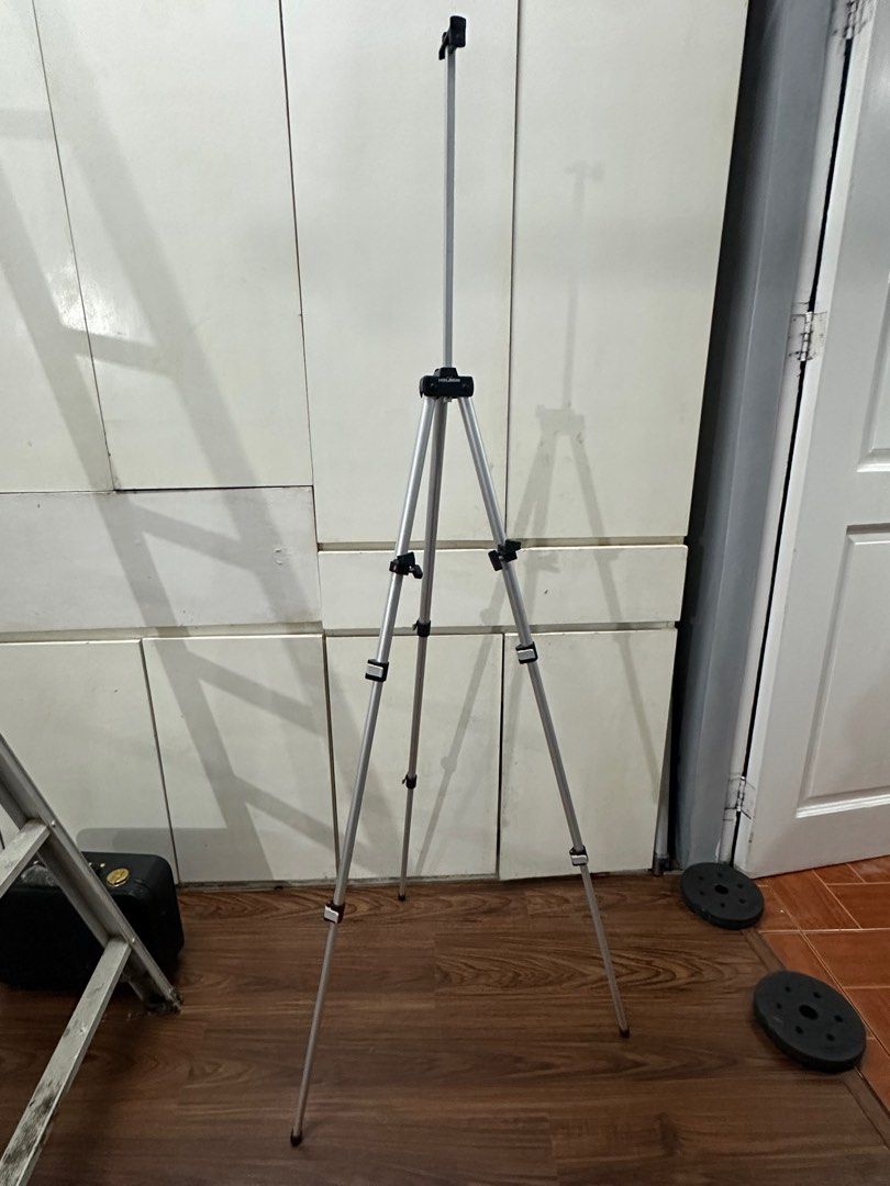 Holbein Easel Aluminum (Category: Art & Prints) located in Pasig City. Submitted by happyfindsmnl (Listing ID 1367286452, Image 3). Description: WYSIWG -Lightweight aluminium field easel -Fully adjustable design -Sturdy telescopic legs with rubber feet -Doubles as a table easel -Comes with nylon carry bag -Missing canvas support.