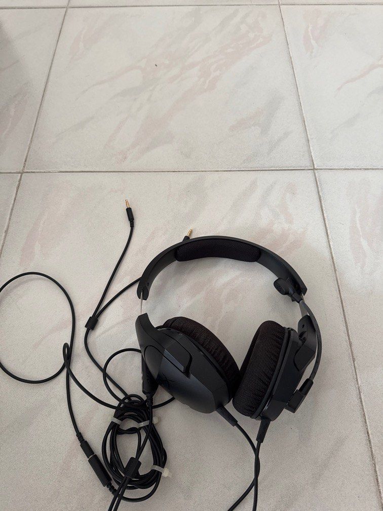 HyperX Cloud Gaming headphonez (Category: Headphones & Headsets) located in Singapore. Submitted by ttmrhg4img (Listing ID 1367161667, Image 2). Description: Used once or twice and stopped gaming due to NS. Letting it go. Authentic ( no box no receipt).