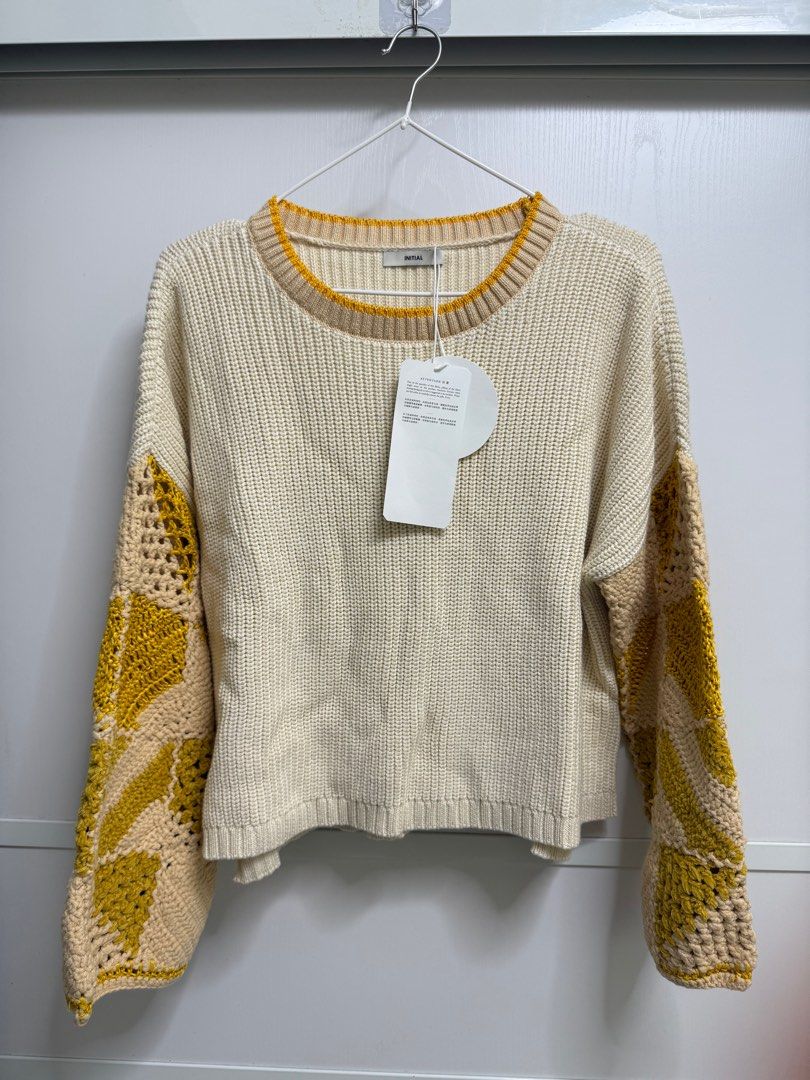 Initial top （分類：長袖衫）位於 Hong Kong。 由 Canfly 提交（商品編號 1367229052，圖片 2）。簡介： New size 2。