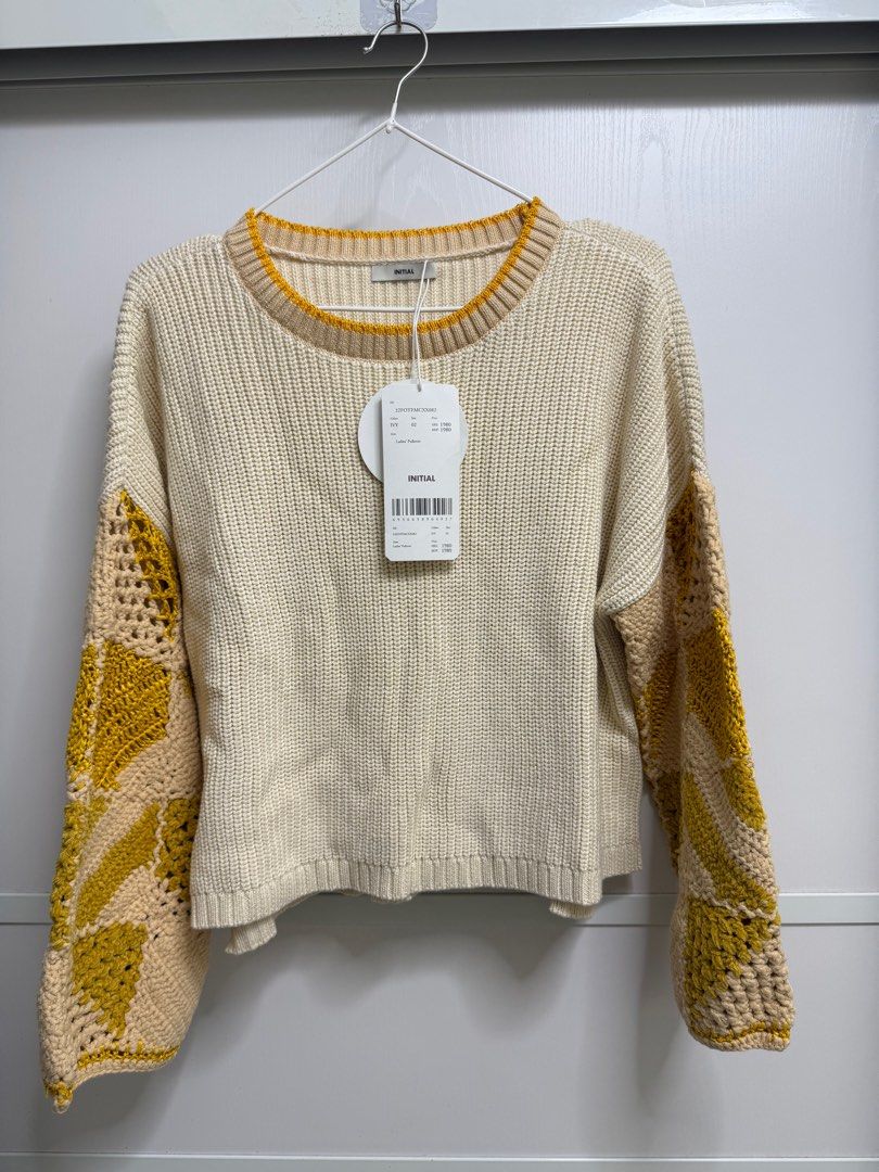 Initial top （分類：長袖衫）位於 Hong Kong。 由 Canfly 提交（商品編號 1367229052，圖片 1）。簡介： New size 2。