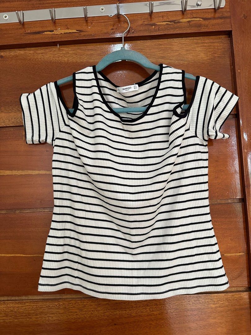 Mango top (Category: Blouses) located in Caloocan City. Submitted by mnl.seconds (Listing ID 1367124733, Image 1). Description: Fits medium-semi large.