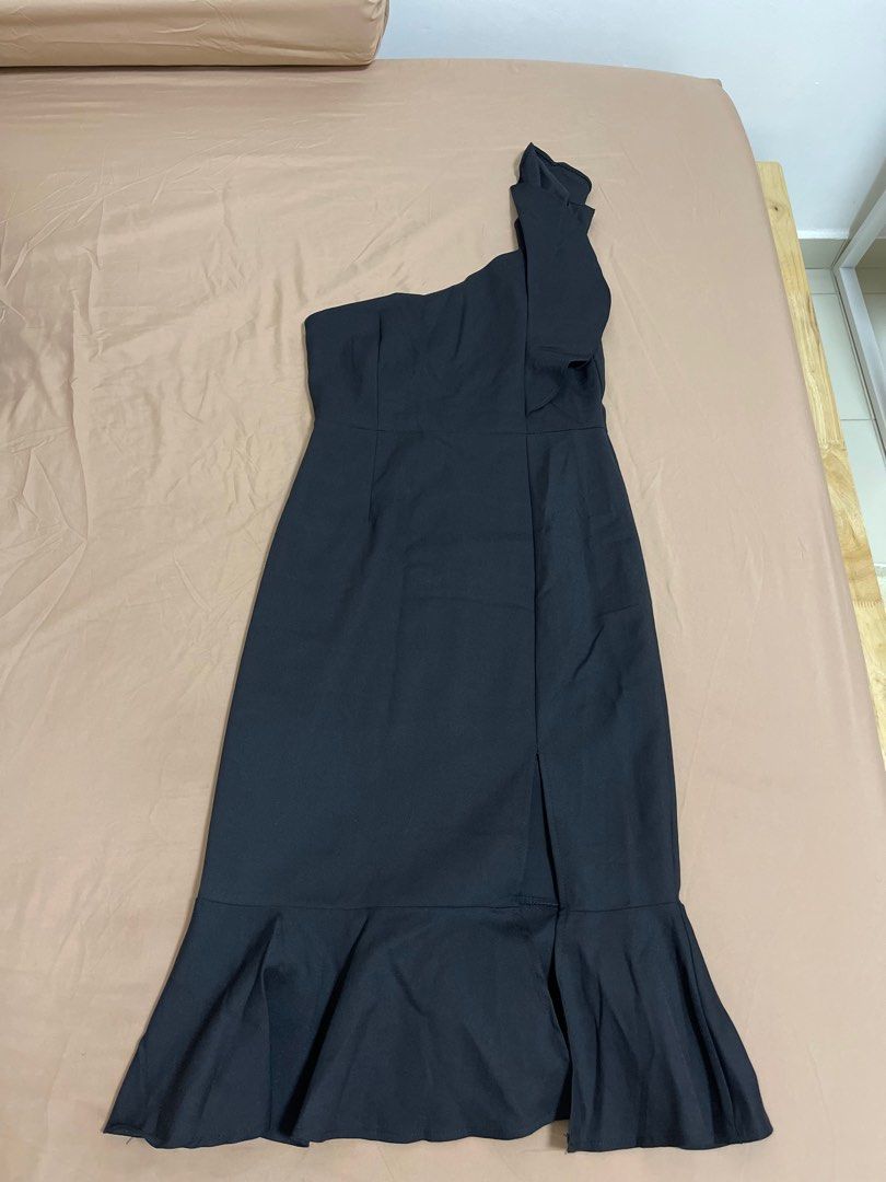 Mikayla Toga Dress (Category: Dresses) located in Singapore. Submitted by cokechoke (Listing ID 1367250536, Image 1). Description: Stretchy silky material. Worn only once, in good condition. Size S. .
